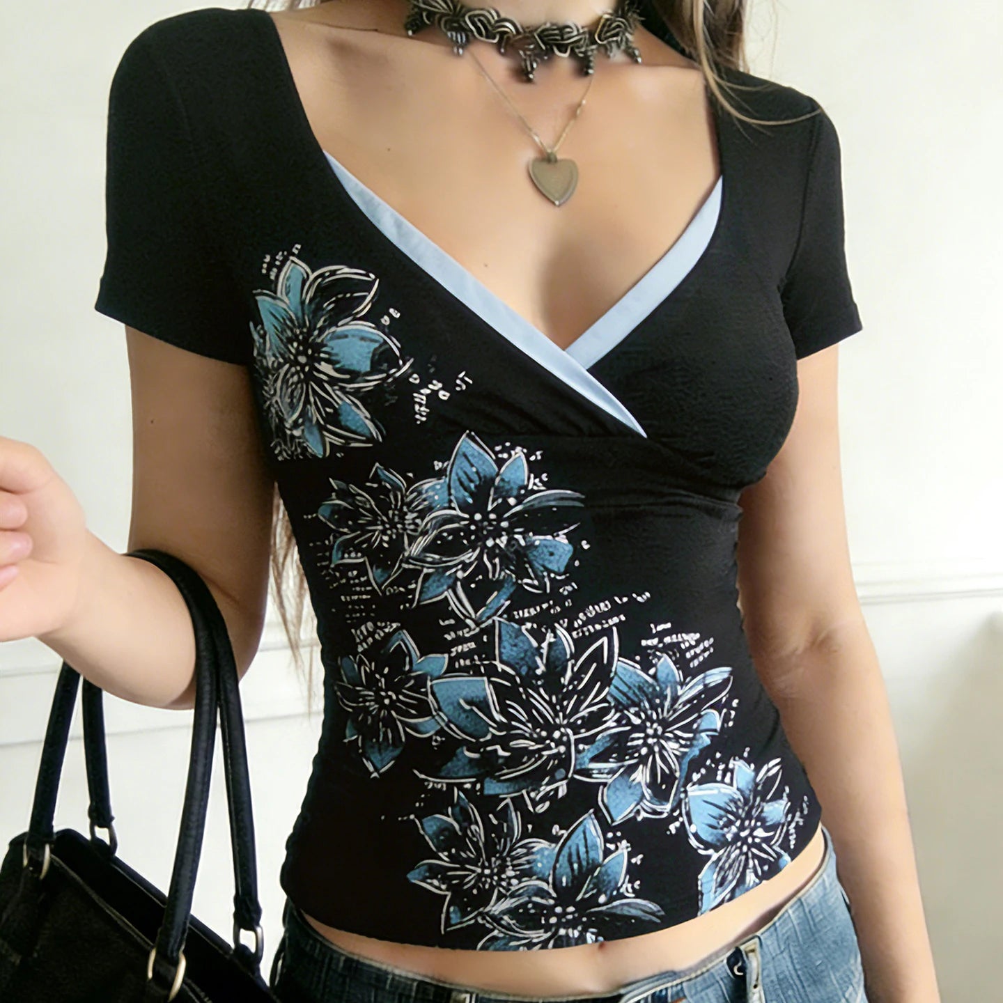 SUCHCUTE Retro Floral Print Contrast T-Shirt For Women V-neck Short Sleeve Tees Summer Slim Tops Y2k Casual Outfit Streetwear